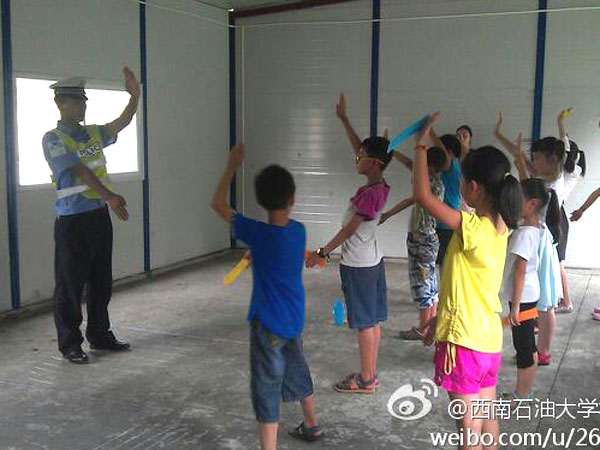 7��24�գ�����ʯ�ʹ�W(xu��)У��(b��o)ӛ�߈F(tu��n)���Ű�֧��־Ը�(du��)�o���ӂ�����(l��i)��һ�ò�һ�ӵ��I(y��)�w�(y��n)�n�����а������t(y��)�����ώ������죬�ƌW(xu��)������ώ���N�I(y��)���(du��)�T��ϣ�������ӂ�?c��)ڸ���(g��)�I(y��)�ώ�ָ��(d��o)�����܌�(du��)δ��(l��i)���������Mϣ�����D�顰���������ڽ̌�(d��o)���ӂ���ָͨ�]�Ļ��A(ch��)�ք�(sh��)��