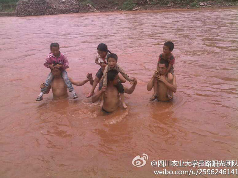 7��17�����Ĵ��r(n��ng)�I(y��)��W(xu��)����·�(y��ng)�⡱�F(tu��n)�(du��)��(l��i)��������ɽ��ϲ�¿h�ɺӿ��(zh��n)�_(k��i)չ֧�̻��(d��ng)���ɺӿ��(zh��n)��̎ƫƧ��ȫ��ĺ���ÿ�춼Ҫ���Ѓɂ�(g��)��С�r(sh��)�όW(xu��)��;����Ҫ���^(gu��)һ�l30�׌��ĺ������D������W�����Ӷ��^(gu��)�R����ĺ�����