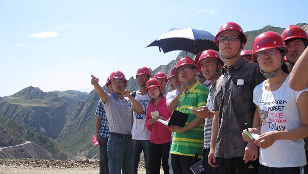 7��9����ʯ���Ӵ�W(xu��)��������顱�F(tu��n)�(du��)�ڶ���ǰ����˹����ˮ���м~���̣���(sh��)���{(di��o)�п�˹����ˮ���м~���̵ĵ��|(zh��)��r���D���(du��)�T��?c��)��J(r��n)�� ȡ�����ώ����v����