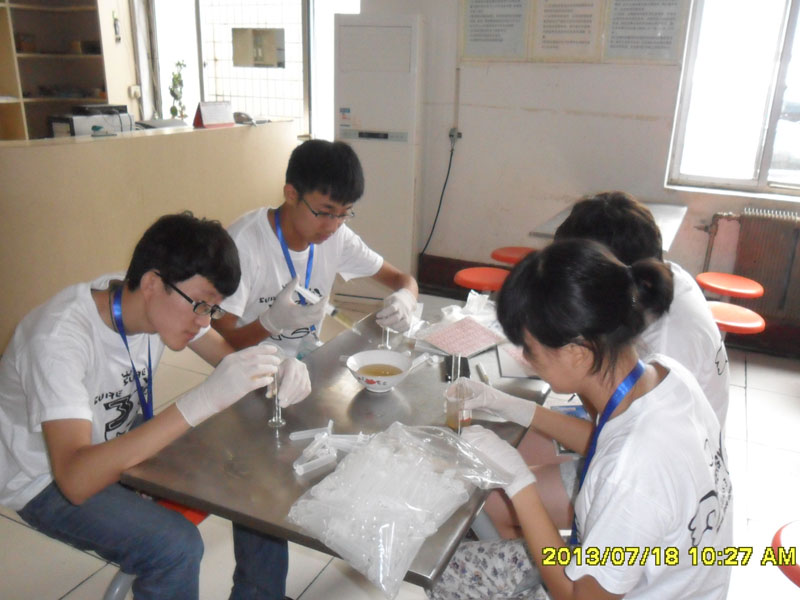 7��27�������ϴ�W���YԴ�ɡ�����������`��꠵��_��һ�����`�ء����ĳǡ�꠆T���R��ͣ��ǰ����һ��ȡ���c�M��ȡ�ӹ������D��꠆T���ڌ�200ml�Ę�Ʒ�b�M20��С������ԇ��ƿ�С�