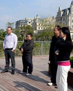 網(wǎng)友參觀晉陽湖　　晉陽湖項(xiàng)目原投資計(jì)劃為2.2億元，區(qū)域內(nèi)五座橋?yàn)榫坝^橋。為完善其功能，強(qiáng)化景觀提升效果，對(duì)部分項(xiàng)目進(jìn)行了優(yōu)化、提升，包括將區(qū)域內(nèi)五座景觀橋改為市政橋并新增兩座市政橋。