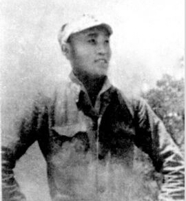 ���һ���1911��1941������Ұ�Q���M�壬�|��ʡ�|ꖿhʯ����������1930������Ї����a(ch��n)�h��1931�ꡰ��һ�ˡ���׃���l(f��)����(j��ng)У��ͬ��������W���ؼ��l(xi��ng)������1932��5���ڼ��l(xi��ng)�M����ƽ�|�����x��܊�����������ô�������ָ�]����(zh��n)�`��C�ӣ��˷Q��С��������1935�ꅢ�ӡ�һ��.�š��W���ۇ��\�ӣ����u���\���еġ���������1939�����A��������(li��n)܊˾��T��������ΰ�·܊�x�켽܊�^(q��)��ʮ�F�F�L��1941��2��4�գ��r�ΰ�·܊�x�켽܊�^(q��)��ʮ�F�F�L���һ�����ָ�]�����R�I��(zh��n)���в��Ҡ�������H30�q��