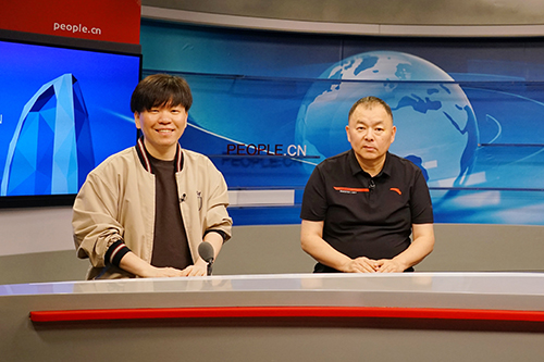 電影頻道節(jié)目中心副總編輯王平久（右）、音樂(lè)制作人常石磊（左）做客人民網(wǎng)。人民網(wǎng)記者 皇甫萬(wàn)里 攝