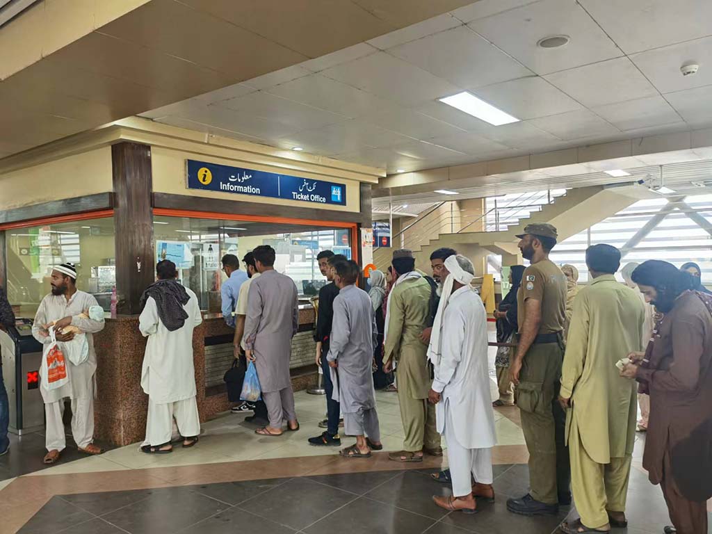 當?shù)孛癖娫诶蠣柍染€地鐵里排隊購票。（人民網(wǎng)記者 石晶攝）