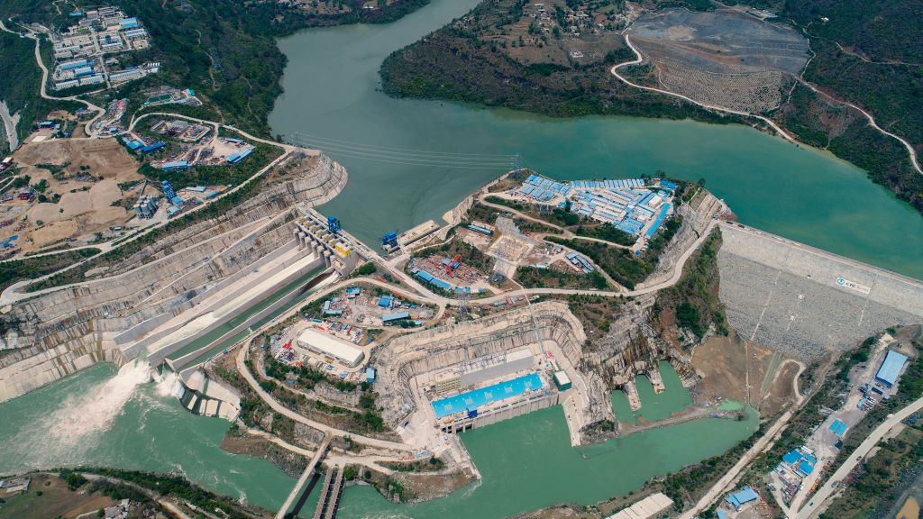 中巴經(jīng)濟(jì)走廊首個(gè)水電項(xiàng)目——巴基斯坦卡洛特水電站。（三峽集團(tuán)供圖）
