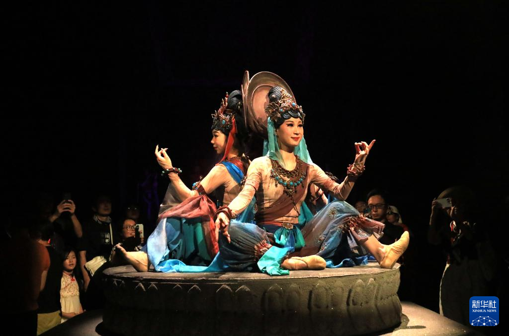 8月5日晚，游客在甘肅省敦煌市觀看大型洞窟式沉浸體驗(yàn)劇《樂(lè)動(dòng)敦煌》。 新華社發(fā)（張曉亮 攝）