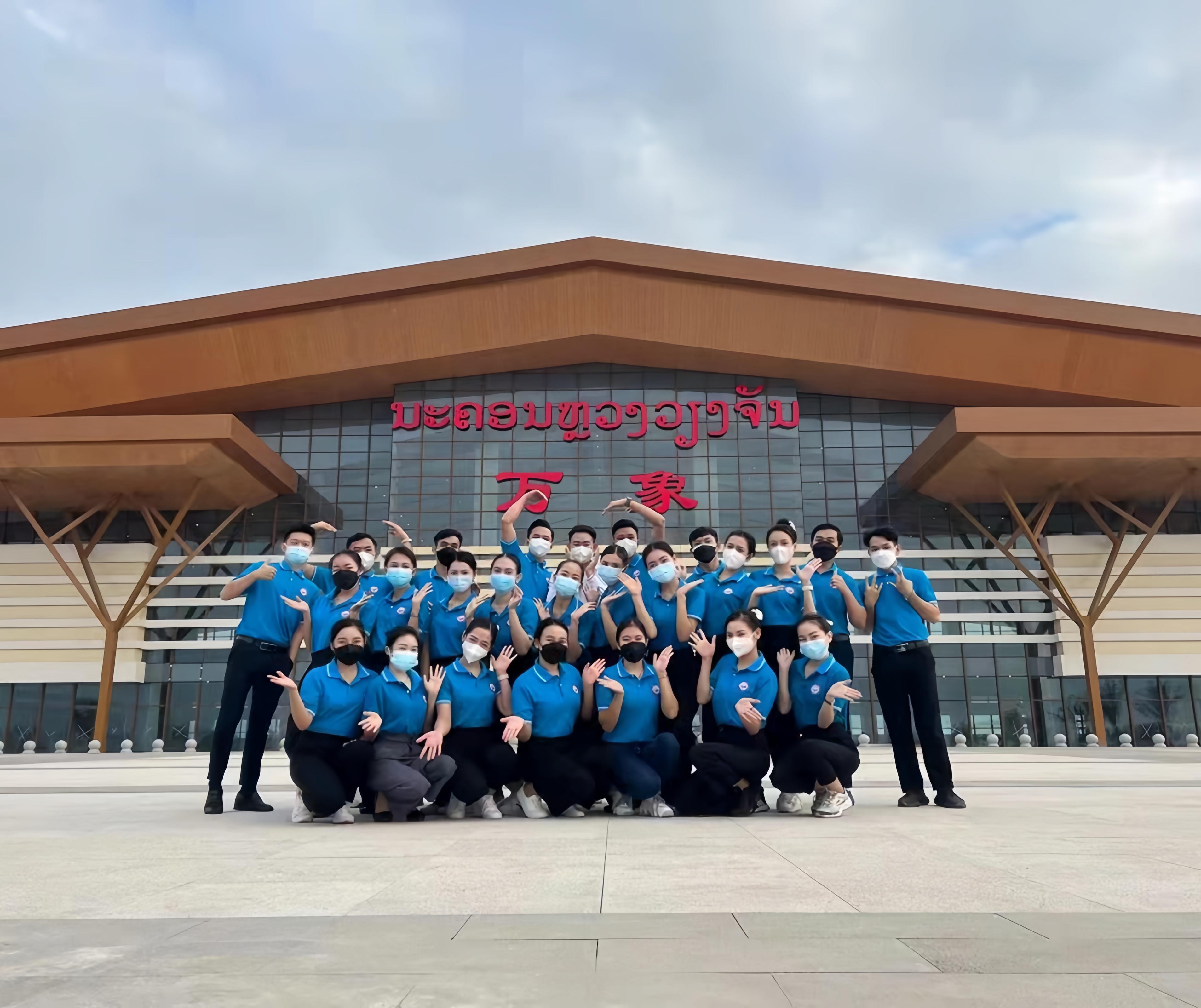 學生上崗前在老撾萬象高鐵站前合影（其中5人為貴陽職業(yè)技術(shù)學院培訓班學生）。 貴陽職業(yè)技術(shù)學院供圖