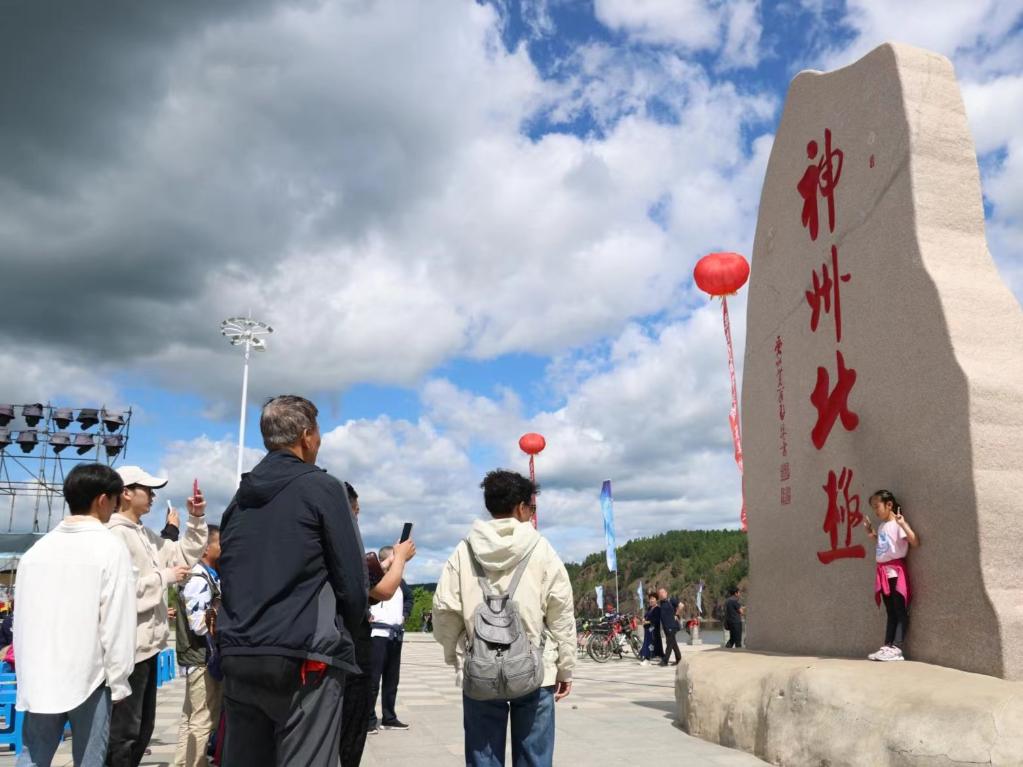 游客在漠河市地標(biāo)前打卡。新華社記者 徐凱鑫攝
