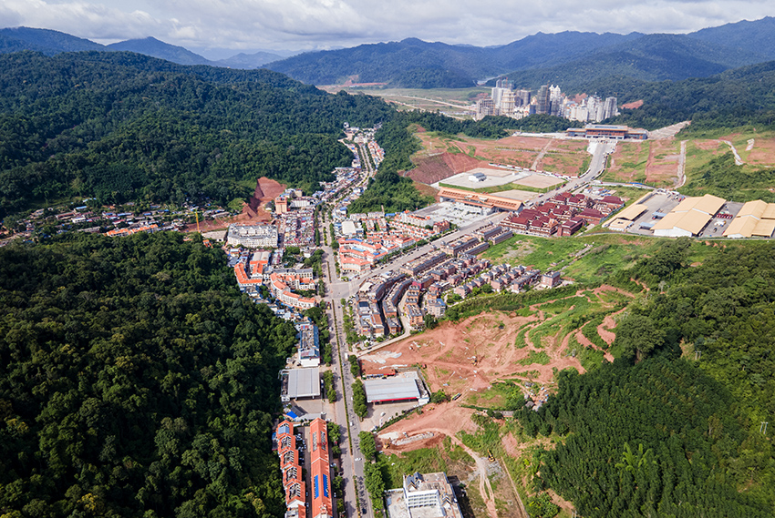 磨憨口岸俯瞰，右前方高層白色建筑群為老撾境內(nèi)。人民網(wǎng)記者 符皓攝