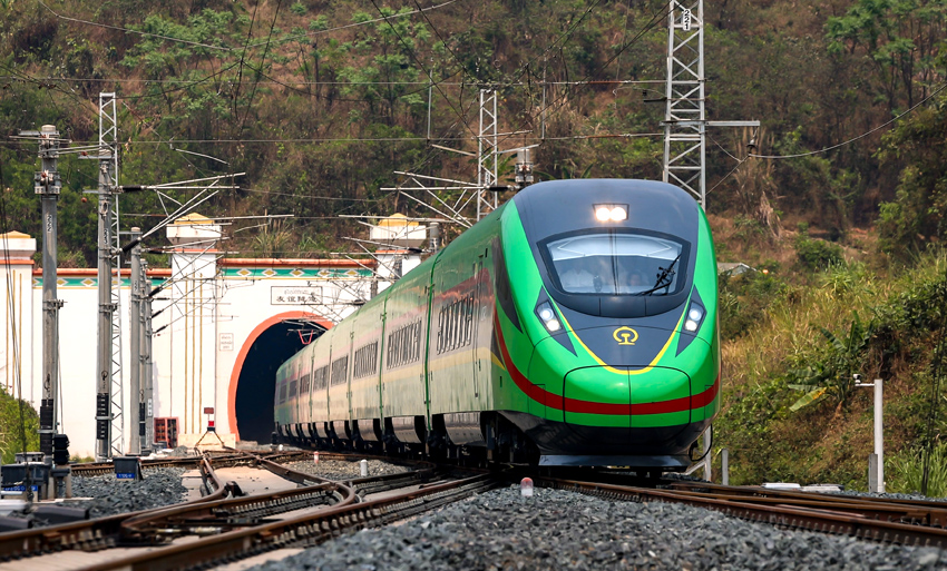 “復(fù)興號”動車組列車駛過友誼隧道。徐章位攝