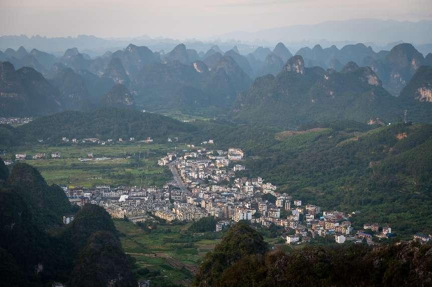 廣西層巒疊嶂，郁郁蔥蔥。 人民網(wǎng) 嚴(yán)立政攝