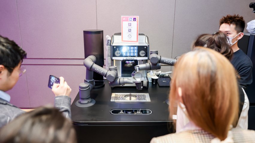 到場觀眾體驗如影智能咖啡大師。主辦方供圖