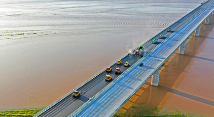 沁伊高速黃河特大橋建設(shè)如火如荼