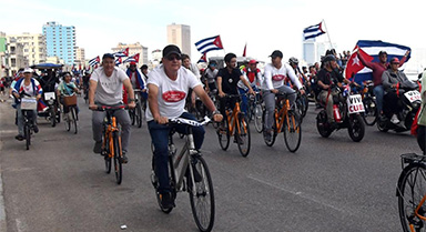 古巴青少年舉行反帝游行